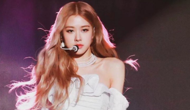 Pose Seksi di Atas Ranjang, Visual Rose BLACKPINK Tuai Pose Seksi di Atas Ranjang, Visual Rose BLACKPINK Tuai