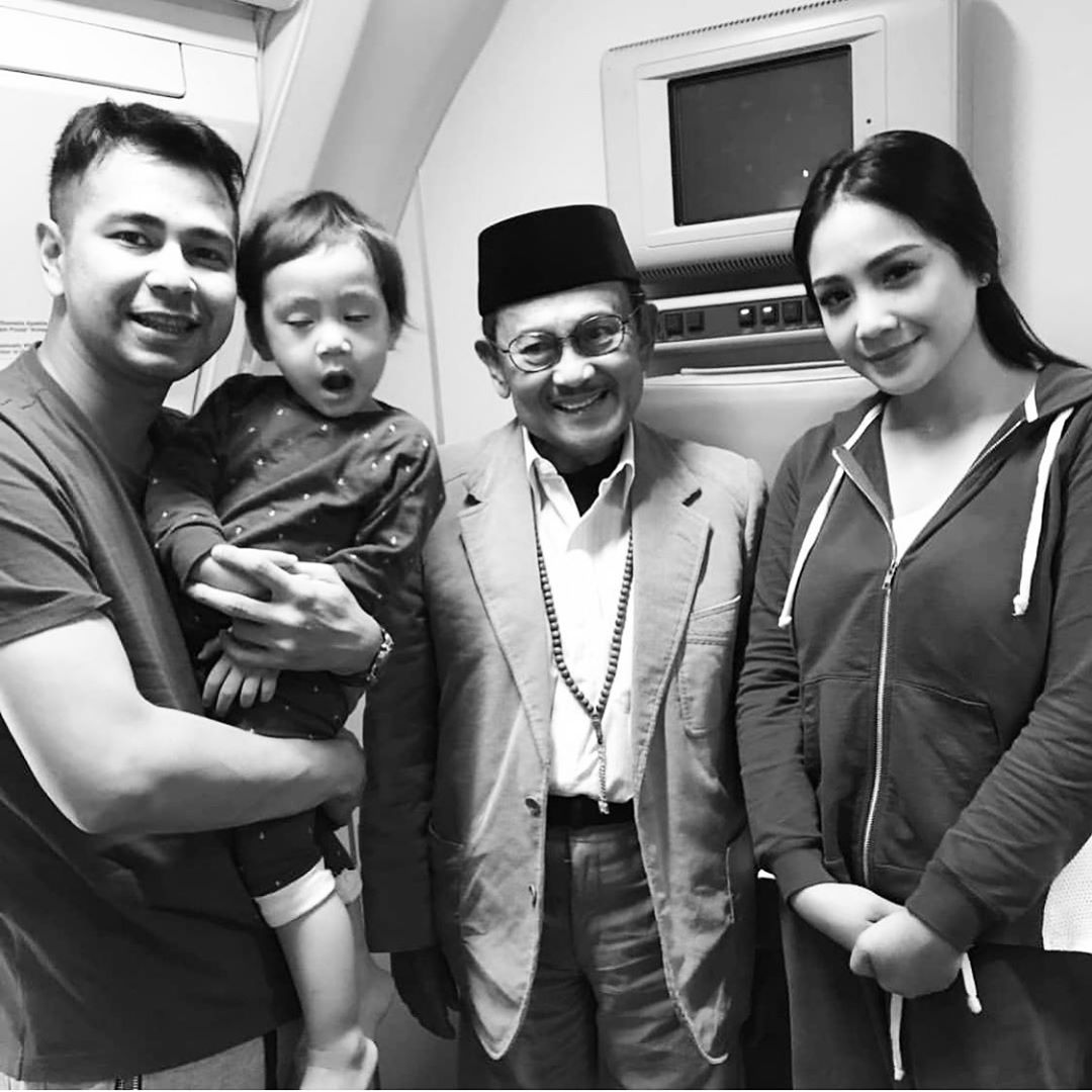 Berduka, 11 Selebriti Ini Bagikan Potret Manis Seraya ...