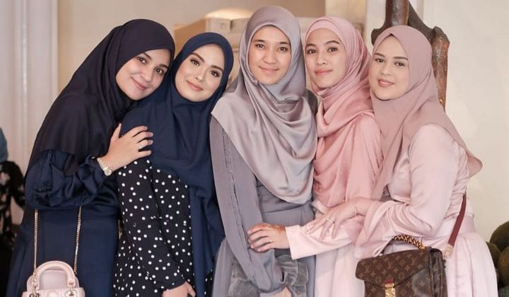 10 Artis Berhijab Cantik Indonesia Memesona, Bid4dari Baju Merah Belum Ada Pasangan, K3sempatan Buat Jomblo