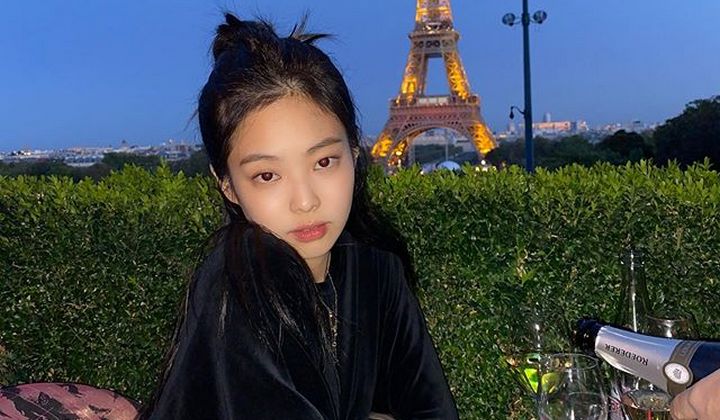 Bikin Fans Khawatir, Jennie Terlihat Sakit di Bandara ...