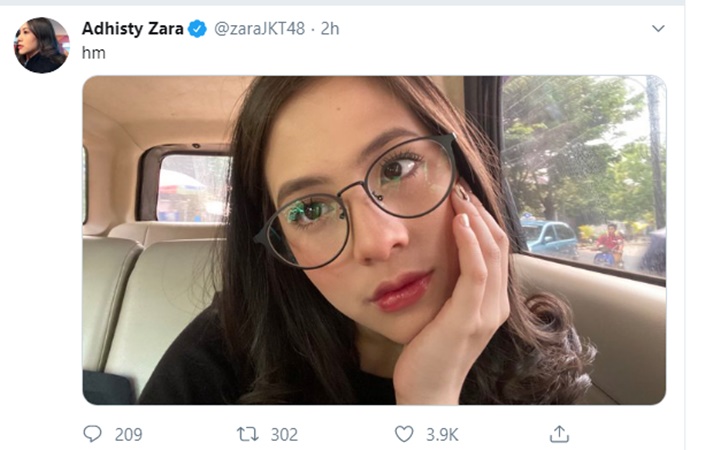 Update Foto Pakai Kacamata, Imutnya Zara JKT48 Bikin Warganet Halu