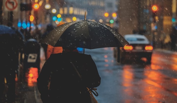 Foto: Bukan Cuma Payung, Pastikan Selalu Bawa 7 Benda Penting Ini Kala Musim Hujan