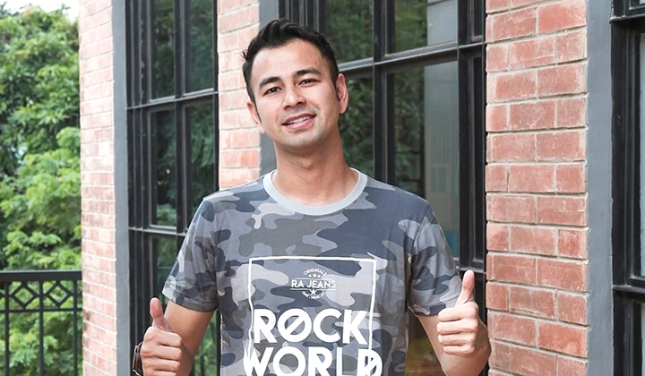  Raffi  Ahmad  Sesumbar  Foto di Depan Mobil Perang 