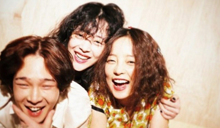 Foto: Malah Bikin Cemas, Nam Tae Hyun Hapus Foto Selfie Bareng Mendiang Sulli dan Goo Hara