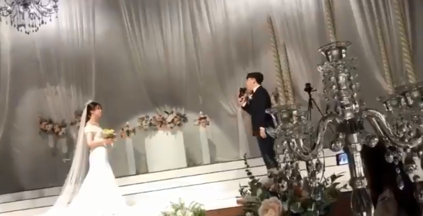 Nyanyikan Lagu Romantis Di Acara Pernikahan, Kualitas Vokal Kakak Youngjae GOT7 Diajungi Jempol