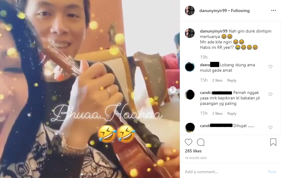 Reino Barack Main Gitar Hibur Istri, Mertua Syahrini Tertangkap Kamera Jadi Bahan Perbincangan