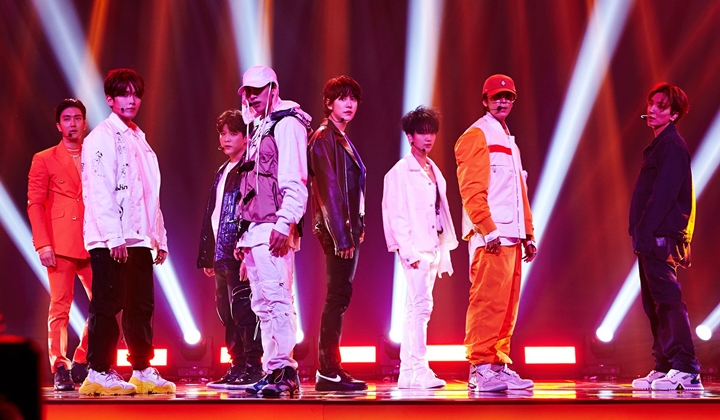 Foto: Super Junior Tampil Di Seoul Music Awards Dengan Kostum Unik, Tampang Donghae Malah Bikin Ngakak