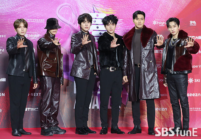 Super Junior Tampil Di Seoul Music Awards Dengan Kostum Unik, Tampang Donghae Bikin Ngakak