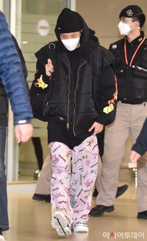 J-Hope Pakai Celana Tidur Pink di Bandara, Harganya Sukses Bikin Netizen Terperangah