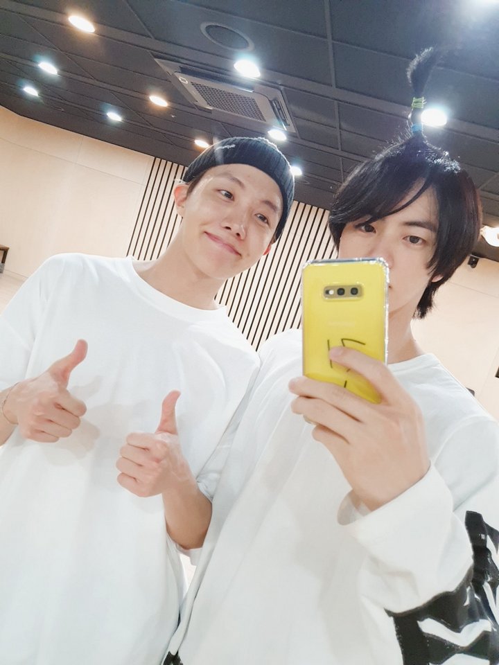 Unggah Foto Bareng J Hope Rambut  Jin  BTS  Malah Jadi Sorotan