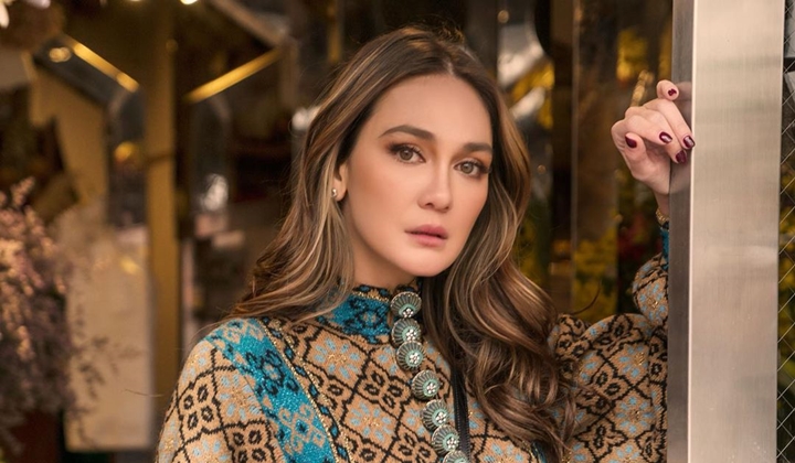 Luna Maya Tampil Tak Biasa dengan Alis ‘Nyatu’, Kecantikan Langsung Pudar?