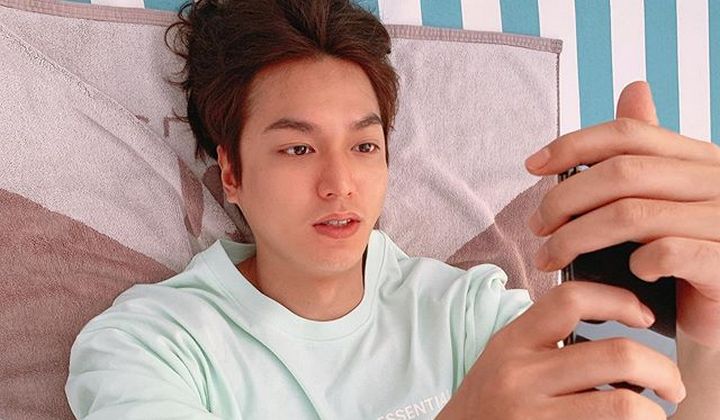 Lihat Gantengnya Lee Min Ho di Bawah Runtuhan Bunga Sakura ...