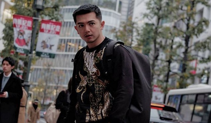 Aksi Nicky Tirta Ogah Diajak Foto hingga Panjat Pagar Bikin Ketawa Netter