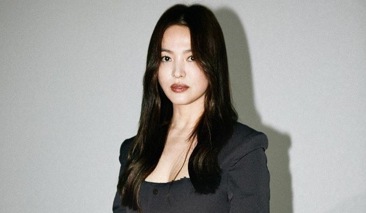 Foto: Rayakan 15 Tahun Debut, Song Hye Kyo Buktikan Jadi Fasionista Sejati Lewat Harper's Bazaar