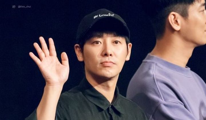 Foto: Kim Dong Wook Ungkap Kesulitan Jadi Pembawa Berita di Drama Terbaru