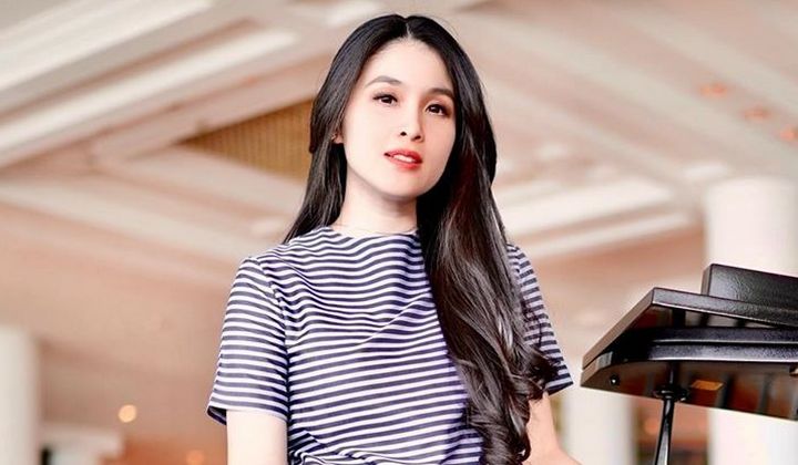 Sandra Dewi Unggah Foto Diri dengan Belahan Dada 'Ngintip', Sontak Dihujat Bak Artis Lain?