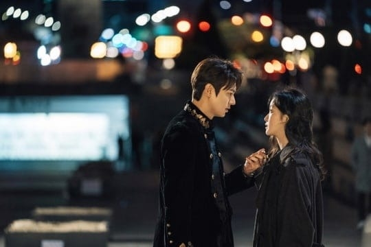 Lee Min Ho Tatap Kim Go Eun Penuh Arti di ‘The King’, Fans Makin Tak Sabar