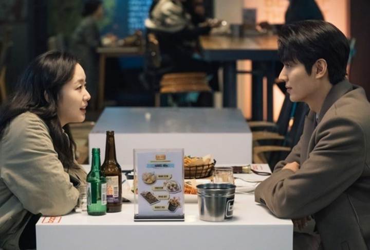 Lee Min Ho Berkencan dengan Kim Go Eun Usai Memintanya Jadi Permaisuri di ‘The King’