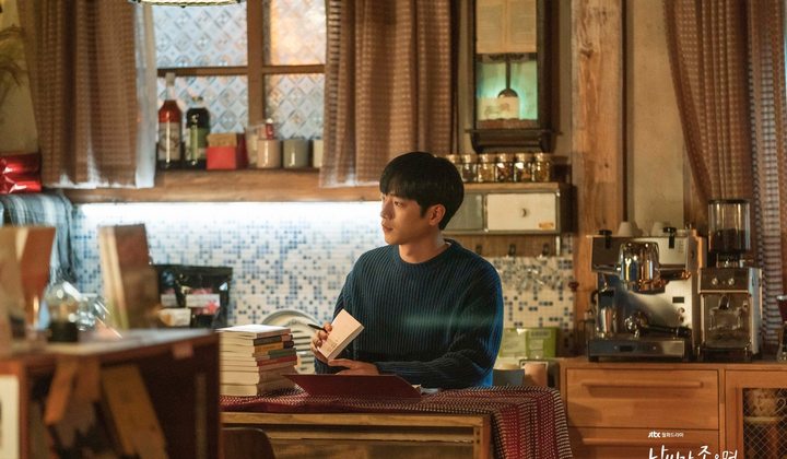 Foto: Seo Kang Joon Beberkan Cara Habiskan Waktu Luang Dengan Gemar Baca Novel