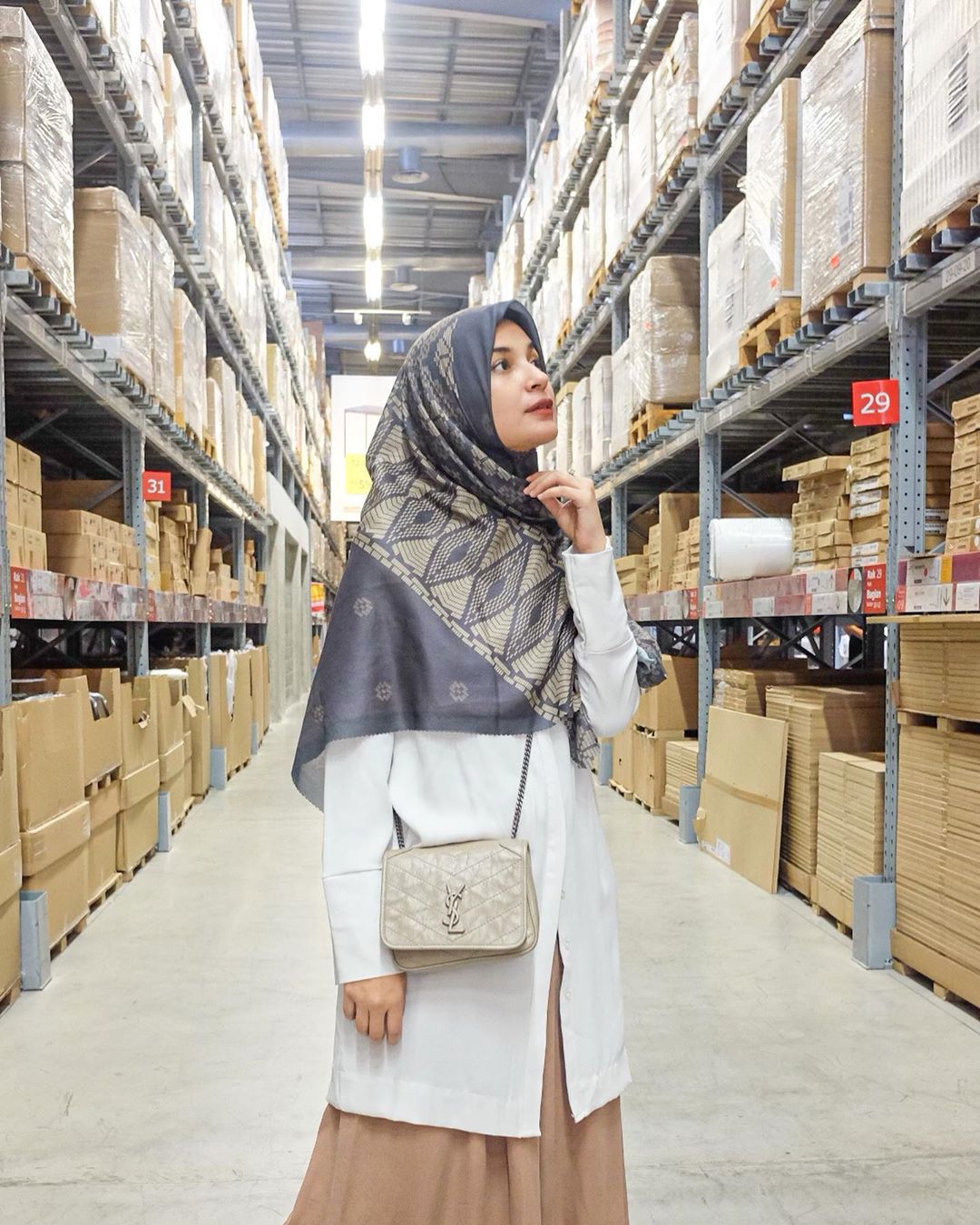 Shireen Pilih Hijab Motif Jika Pakaian Serta Bawahan Polos