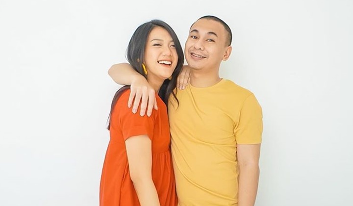 Raditya Dika dan Istri Kompak Tulis Caption Unik di Perayaan Ulang Tahun Pernikahan Perdana