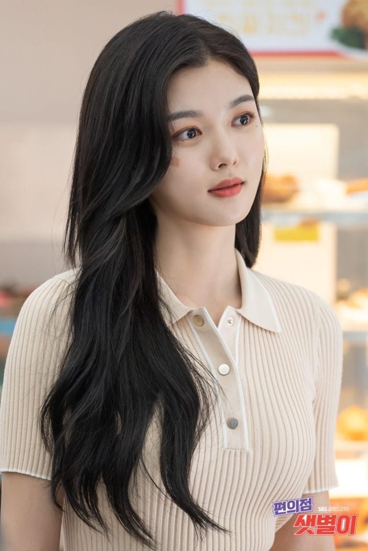 Kim Yoo Jung Jadi Penjaga Toko Cantik di ‘Backstreet Rookie’