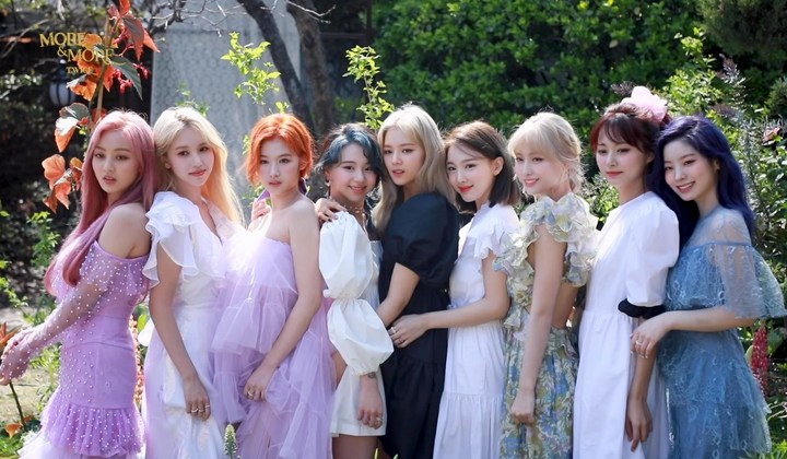 Twice Bagikan Preview Photocard Album 'More&More', Netizen ...