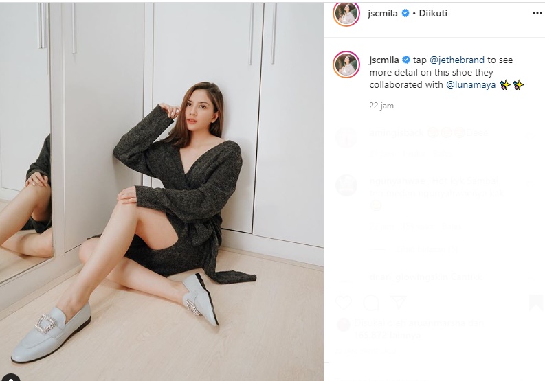 Jessica Mila Pakai Busana Belahan Tinggi Duduk Santai di Lantai, Kulit ‘Flawless’ Jadi Sorotan