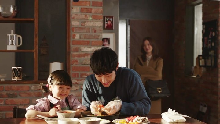 Lee Jun Ki dan Moon Chae Won Menjelma Jadi Orangtua Penuh Kasih di \'Flower of Evil\'