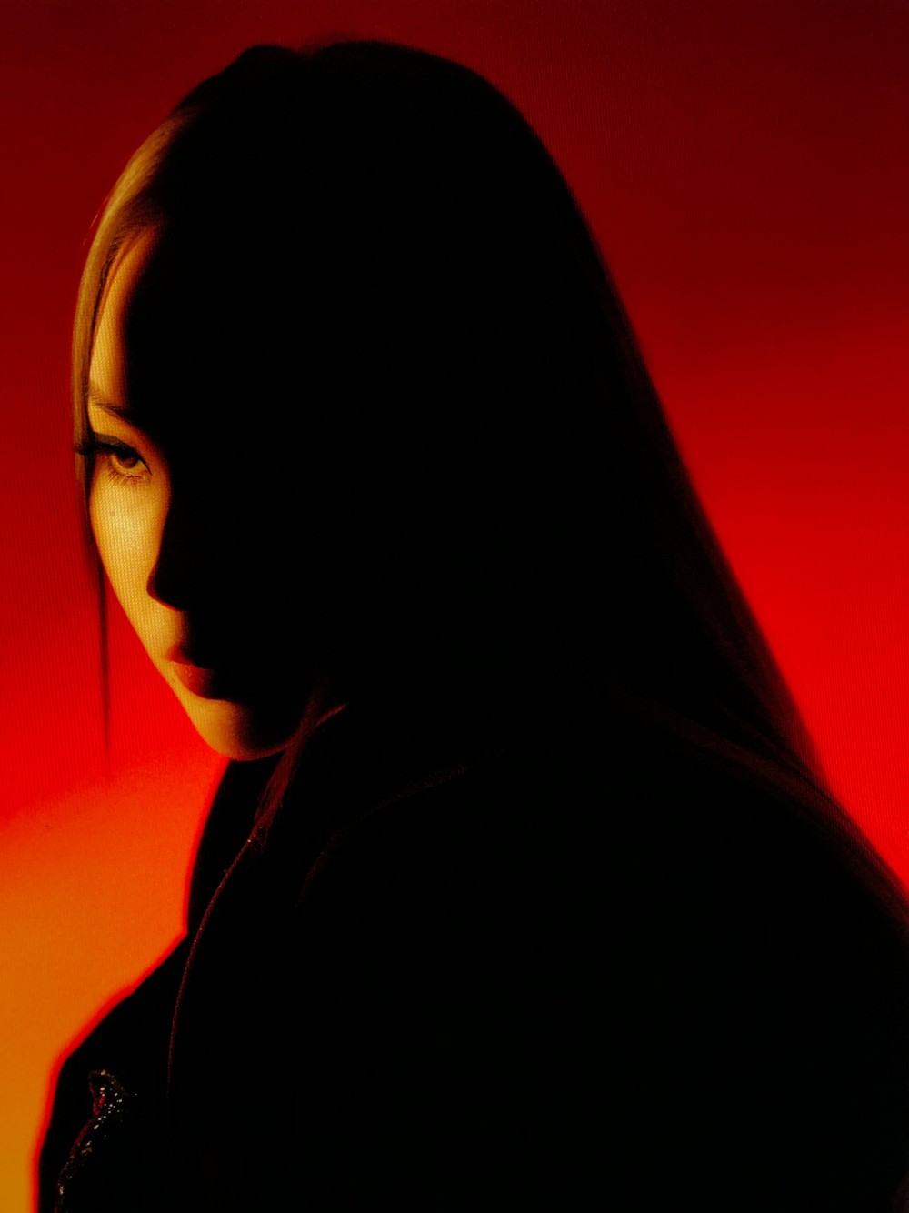 Unggah Foto Misterius, CL Diduga Akan Segera Comeback