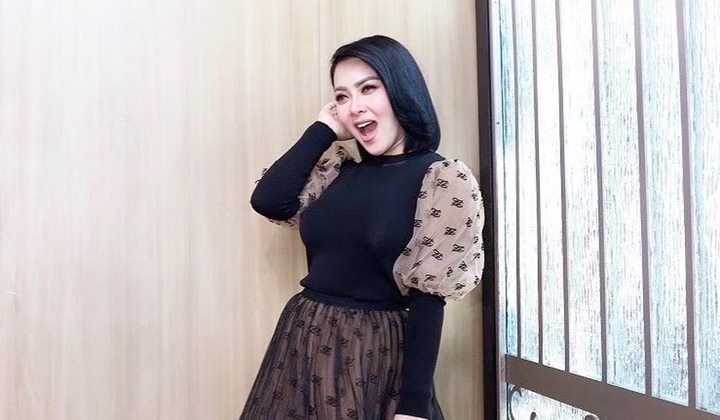 Kembali Tampil Super Unik Lewat Model Baju, Syahrini Malah Panen Komentar Miring?