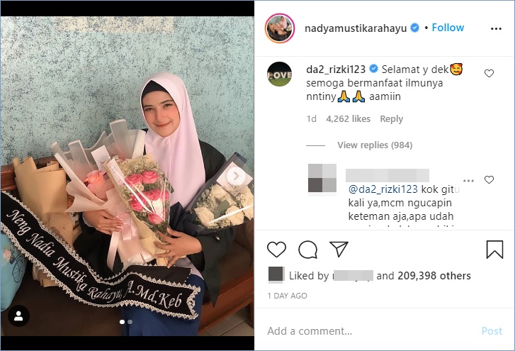 rizki da disebut canggung kala mengucapkan selamat atas kelulusan sang istri nadya mustika rahayu di instagram