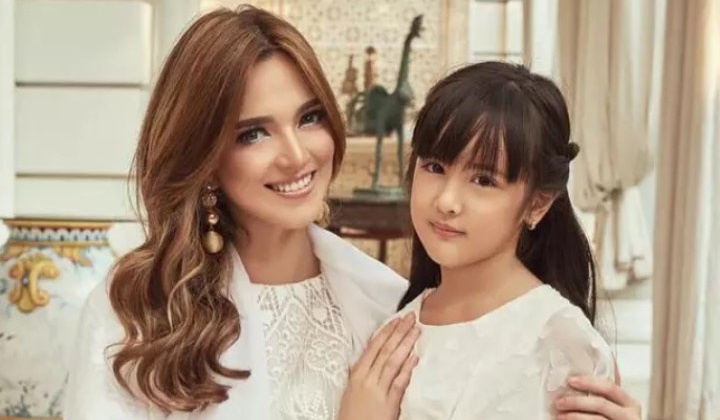Foto: Tampil Kenakan Mukena, Putri Nia Ramadhani Justru Malu Hingga Khawatirkan Hal Ini