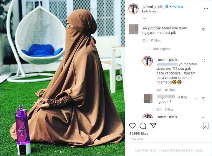 ummi pipik terlihar saling membalas komentar dengan seorang warganet karena salah satu foto yang ia unggah di instagram pribadinya