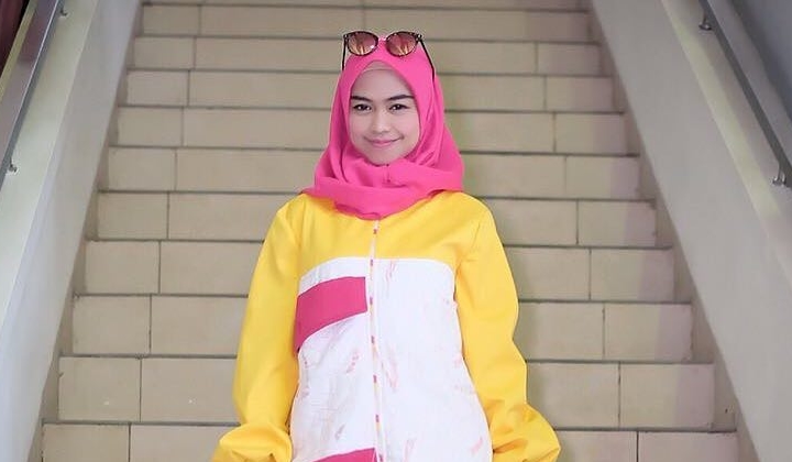 Pilih Pakai Celana Bukannya Gamis, Penampilan Ria Ricis di Video Ini