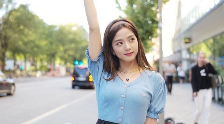 Pakai Baju Super Longgar, Jisoo BLACKPINK Makin Tampil Menawan