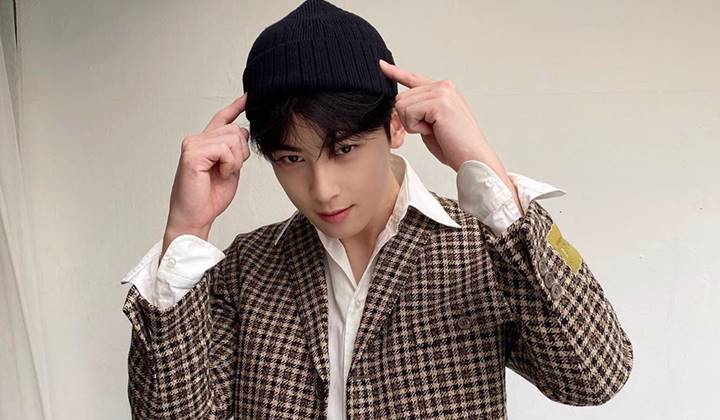 Potret Cha Eun Woo Main Gitar Makin Buat Fans Halu