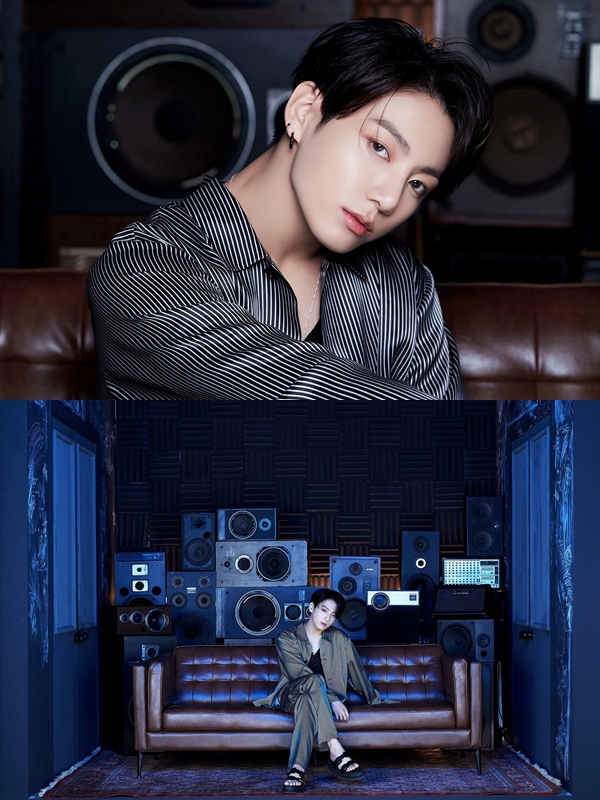 Jungkook Pose Tampan Pakai Sandal di Kelilingi Speaker di Album Konsep BTS \'BE\', Fans Ngaku Jantungan