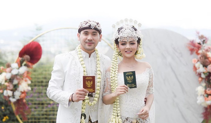 Foto: Resmi Jadi Suami-Istri, Jenita Janet dan Danu Sofwan Berencana Bulan Madu ke Luar Negeri?