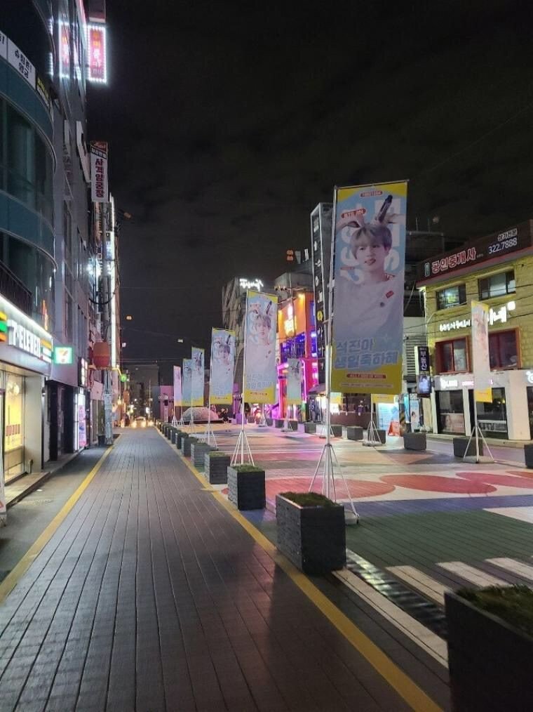Fans Tetap Pajang Iklan Ultah Jin di Hongdae Meski Sepi Pengunjung, Netter Ramaikan Lewat Sosmed
