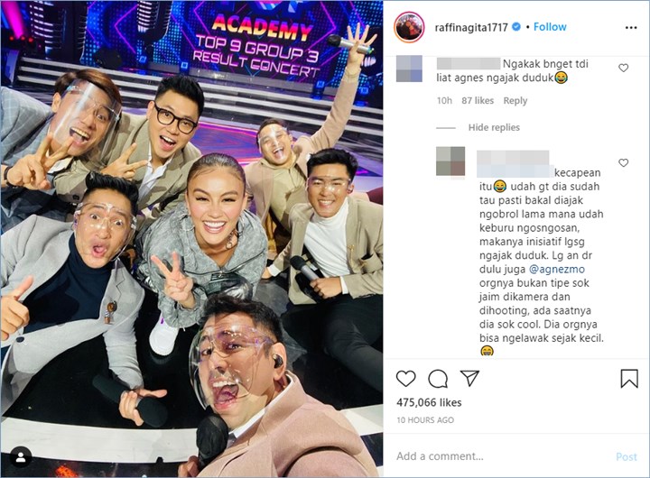 agnez mo duduk lesehan di atas panggung