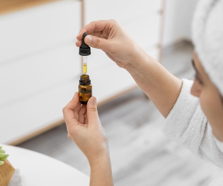 Gunakan Serum Wajah dan Tepuk-tepuk Pelan