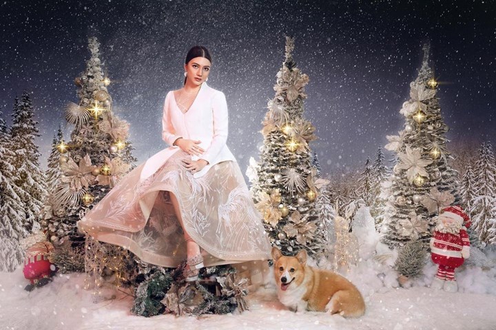 Cassandra Lee Jalani Pemotretan Berhias Pohon Natal dan Salju