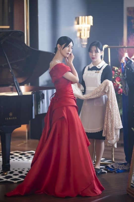 Janjikan Cheon Seo Jin yang Lebih Keji di \'Penthouse 2\', Kim So Yeon Tampil Glamor dengan Sorot Mata Tajam
