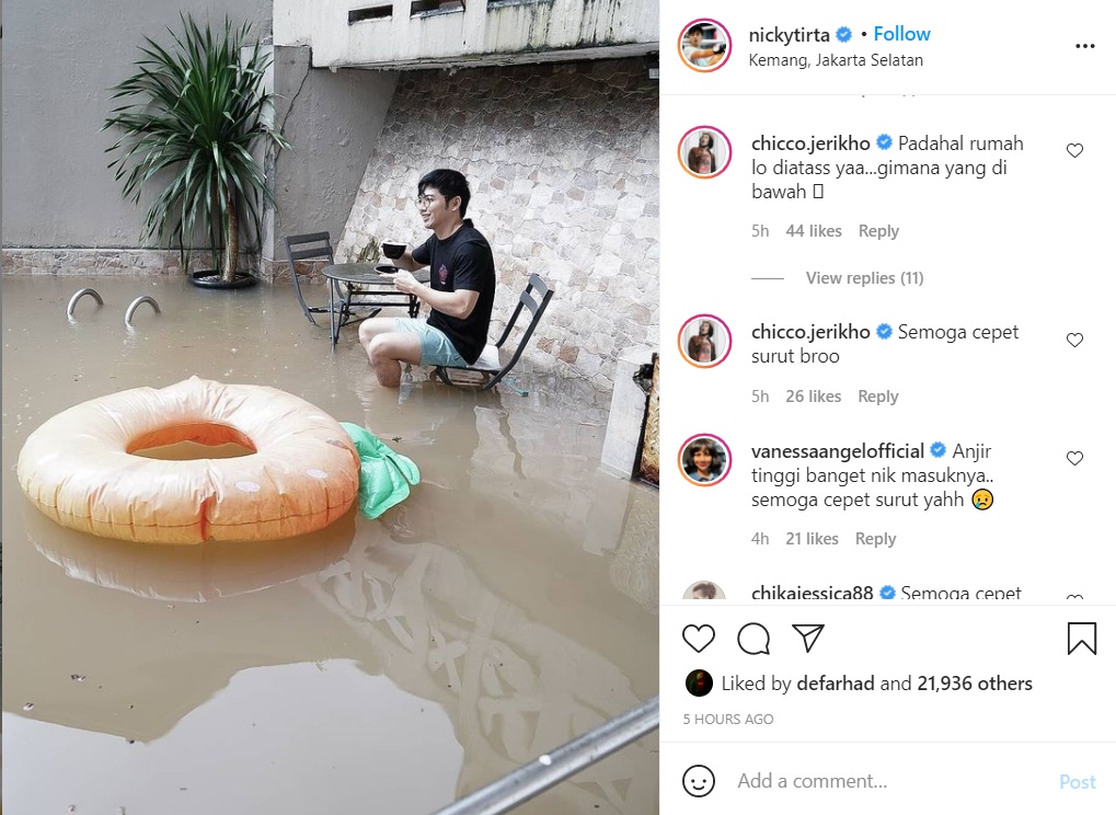 Rumah Terendam Banjir, Nicky Tirta Justru Santai Minum Kopi: Nikmatin Aja!