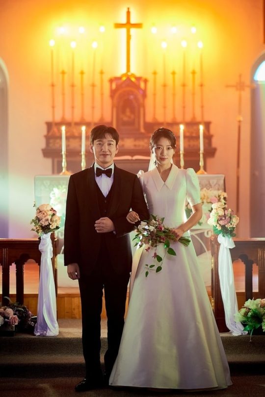 Foto Pernikahan Park Shin Hye-Cho Seung Woo di 'Sisyphus: The Myth