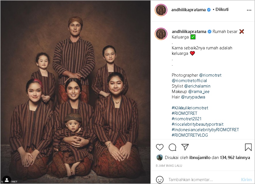 Potret Keluarga Ussy Sulistiawaty Menawan dalam Pakaian Adat Jawa, Putri Sulung Curi Perhatian