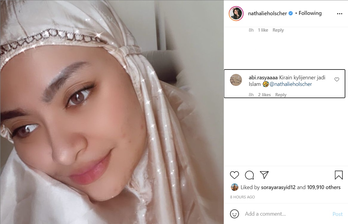 Tampil Cantik Pakai Mukena, Nathalie Holscher Malah Dikira Kylie Jenner