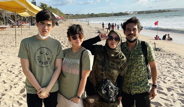 Foto: Bukan Karena Diet Ketat, Teddy Syach Ungkap Rina Gunawan Sempat Terpapar COVID-19