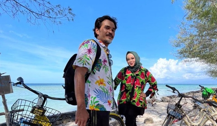 Foto: Tak Kuasa Menahan Tangis, Teddy Syach Akui Ikhlas Lepas Kepergian Rina Gunawan dan Sampaikan Hal Ini